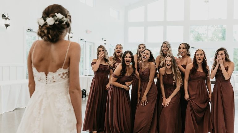 Wedding photoshoot ideas for bride and her bridesmaids