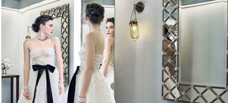 How can you choose the best hairstyle for a wedding dress?