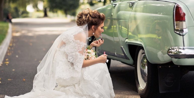 How can you make up with your own hands for the wedding day?